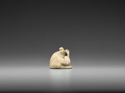 Lot 48 - AN EXCEPTIONAL KYOTO SCHOOL IVORY NETSUKE OF A RAT