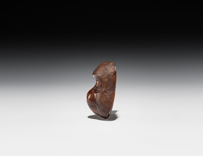Lot 370 - A SMALL WOOD CARVING OF A KYOGEN MONKEY MASK
