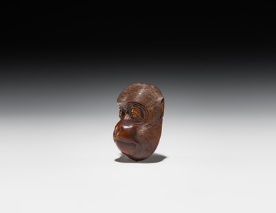 Lot 370 - A SMALL WOOD CARVING OF A KYOGEN MONKEY MASK