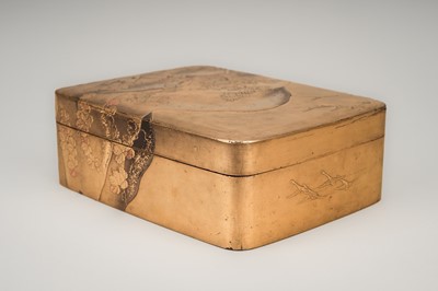 Lot 112 - A GOLD LACQUER KOBAKO DEPICTING A RIVER LANDSCAPE