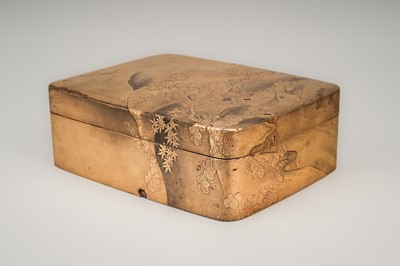 Lot 112 - A GOLD LACQUER KOBAKO DEPICTING A RIVER LANDSCAPE
