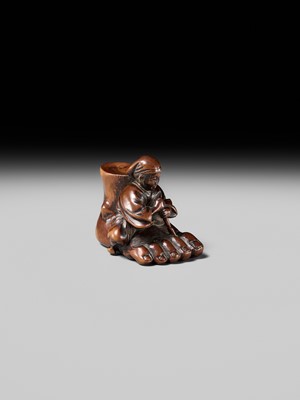 Lot 230 - HOSHUNSAI MASAYUKI: A FINE WOOD NETSUKE OF A CARVER CHISELING A GIANT FOOT