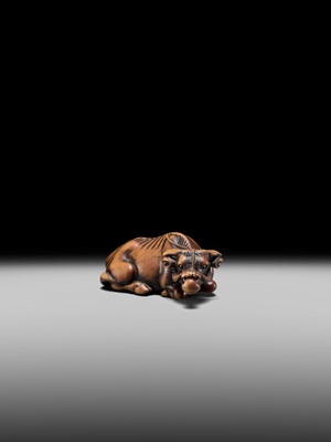 Lot 147 - A SUPERB WOOD NETSUKE OF A RECUMBENT OX, ATTRIBUTED TO OKATOMO