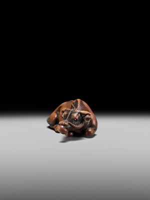 Lot 147 - A SUPERB WOOD NETSUKE OF A RECUMBENT OX, ATTRIBUTED TO OKATOMO