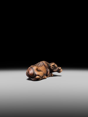 Lot 147 - A SUPERB WOOD NETSUKE OF A RECUMBENT OX, ATTRIBUTED TO OKATOMO