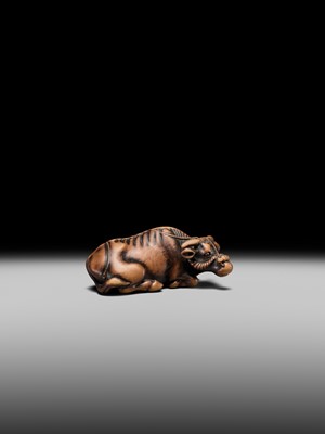 Lot 147 - A SUPERB WOOD NETSUKE OF A RECUMBENT OX, ATTRIBUTED TO OKATOMO