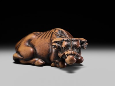 Lot 147 - A SUPERB WOOD NETSUKE OF A RECUMBENT OX, ATTRIBUTED TO OKATOMO