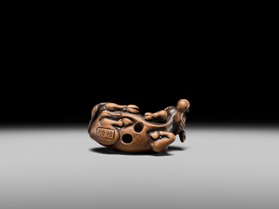 Lot 147 - A SUPERB WOOD NETSUKE OF A RECUMBENT OX, ATTRIBUTED TO OKATOMO
