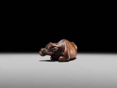 Lot 147 - A SUPERB WOOD NETSUKE OF A RECUMBENT OX, ATTRIBUTED TO OKATOMO
