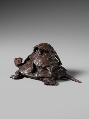 Lot 306 - A FINE WOOD OKIMONO OF THREE TURTLES IN A PYRAMID