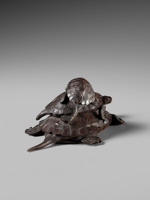 Lot 306 - A FINE WOOD OKIMONO OF THREE TURTLES IN A PYRAMID
