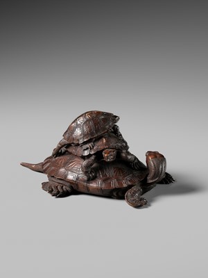 Lot 306 - A FINE WOOD OKIMONO OF THREE TURTLES IN A PYRAMID