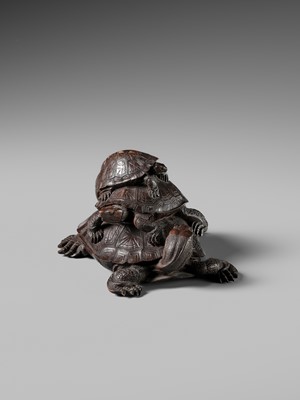 Lot 306 - A FINE WOOD OKIMONO OF THREE TURTLES IN A PYRAMID