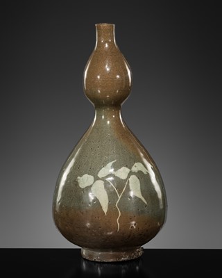 Lot 603 - A CELADON SLIP-INLAID DOUBLE-GOURD BOTTLE VASE, GORYEO DYNASTY