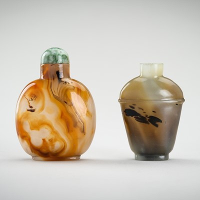 Lot 1792 - A LOT WITH TWO AGATE SNUFF BOTTLES, c.1900s