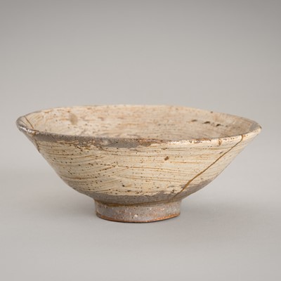 Lot 652 - A POTTERY KINTSUGI-REPAIRED KOREAN CHAWAN (TEA BOWL), JOSEON DYNASTY