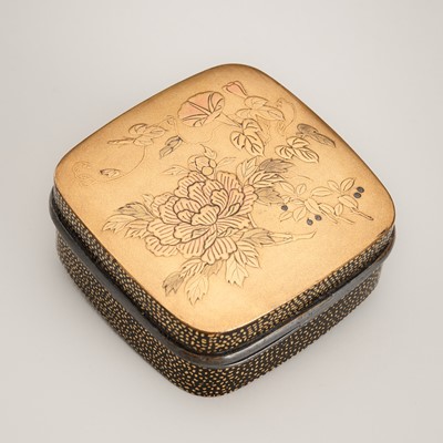 Lot 103 - A LACQUER KOGO (INCENSE BOX) AND COVER WITH FLOWERS