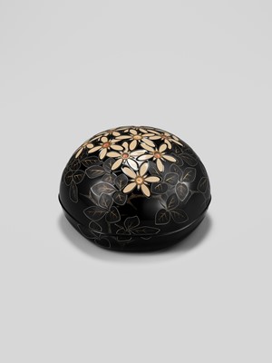 Lot 343 - TATSUYA MATSUMOTO: A SUPERB CHOSHITSU (CARVED LACQUER) BOX AND COVER WITH TACHIBANA BLOSSOMS