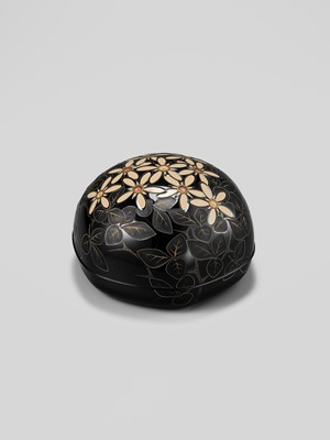 Lot 343 - TATSUYA MATSUMOTO: A SUPERB CHOSHITSU (CARVED LACQUER) BOX AND COVER WITH TACHIBANA BLOSSOMS