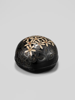 Lot 343 - TATSUYA MATSUMOTO: A SUPERB CHOSHITSU (CARVED LACQUER) BOX AND COVER WITH TACHIBANA BLOSSOMS
