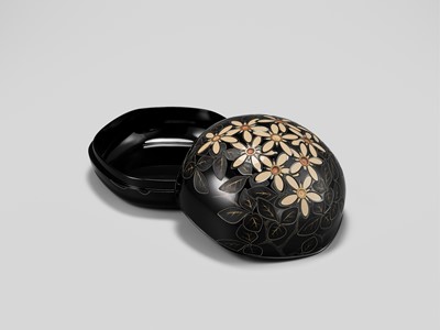 Lot 343 - TATSUYA MATSUMOTO: A SUPERB CHOSHITSU (CARVED LACQUER) BOX AND COVER WITH TACHIBANA BLOSSOMS