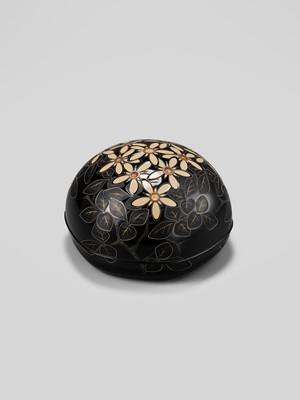 Lot 343 - TATSUYA MATSUMOTO: A SUPERB CHOSHITSU (CARVED LACQUER) BOX AND COVER WITH TACHIBANA BLOSSOMS