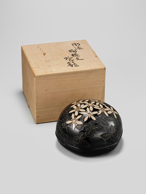 Lot 343 - TATSUYA MATSUMOTO: A SUPERB CHOSHITSU (CARVED LACQUER) BOX AND COVER WITH TACHIBANA BLOSSOMS