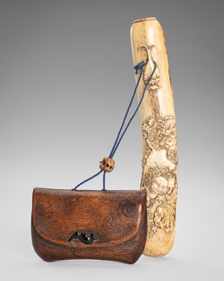 Lot 1461 - A FINE ANTLER KISERUZUTSU (PIPE CASE) WITH A SHISHI AND A WOOD TONKOTSU (TOBACCO BOX)