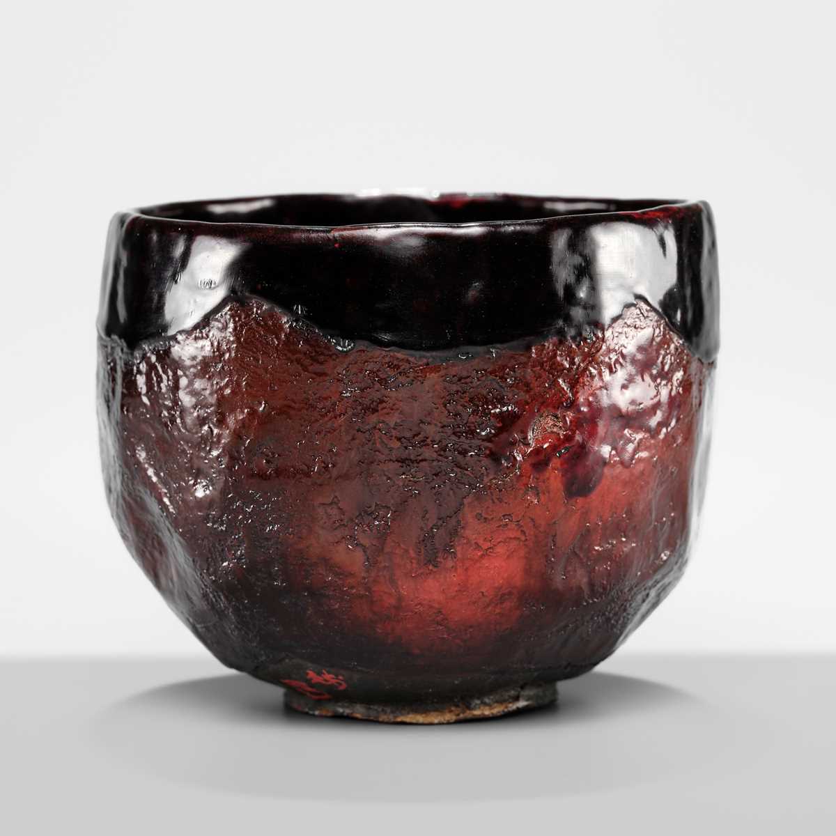 Lot 140 - A DRY LACQUER (KANSHITSU) ‘MOUNTAIN’ CHAWAN IN IMITATION OF AKA RAKU WARE