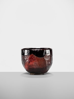 Lot 140 - A DRY LACQUER (KANSHITSU) ‘MOUNTAIN’ CHAWAN IN IMITATION OF AKA RAKU WARE