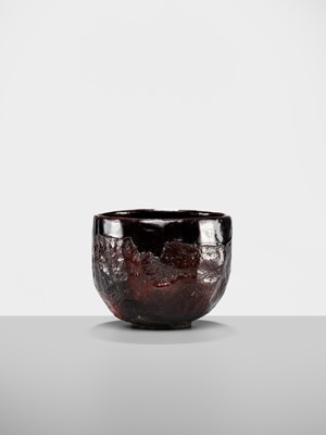 Lot 140 - A DRY LACQUER (KANSHITSU) ‘MOUNTAIN’ CHAWAN IN IMITATION OF AKA RAKU WARE