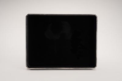 Lot 148 - BIFU: AN ELEGANT LACQUER BOX WITH FEATHERS