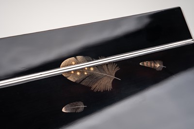 Lot 148 - BIFU: AN ELEGANT LACQUER BOX WITH FEATHERS