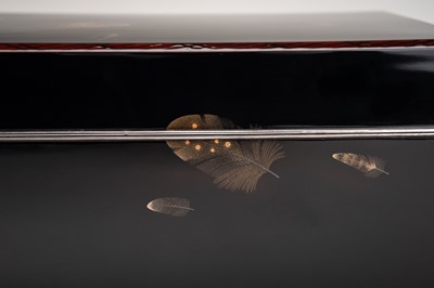 Lot 148 - BIFU: AN ELEGANT LACQUER BOX WITH FEATHERS