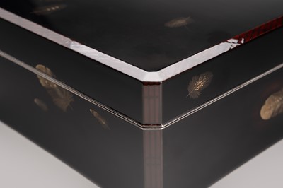 Lot 148 - BIFU: AN ELEGANT LACQUER BOX WITH FEATHERS