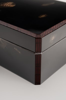 Lot 148 - BIFU: AN ELEGANT LACQUER BOX WITH FEATHERS