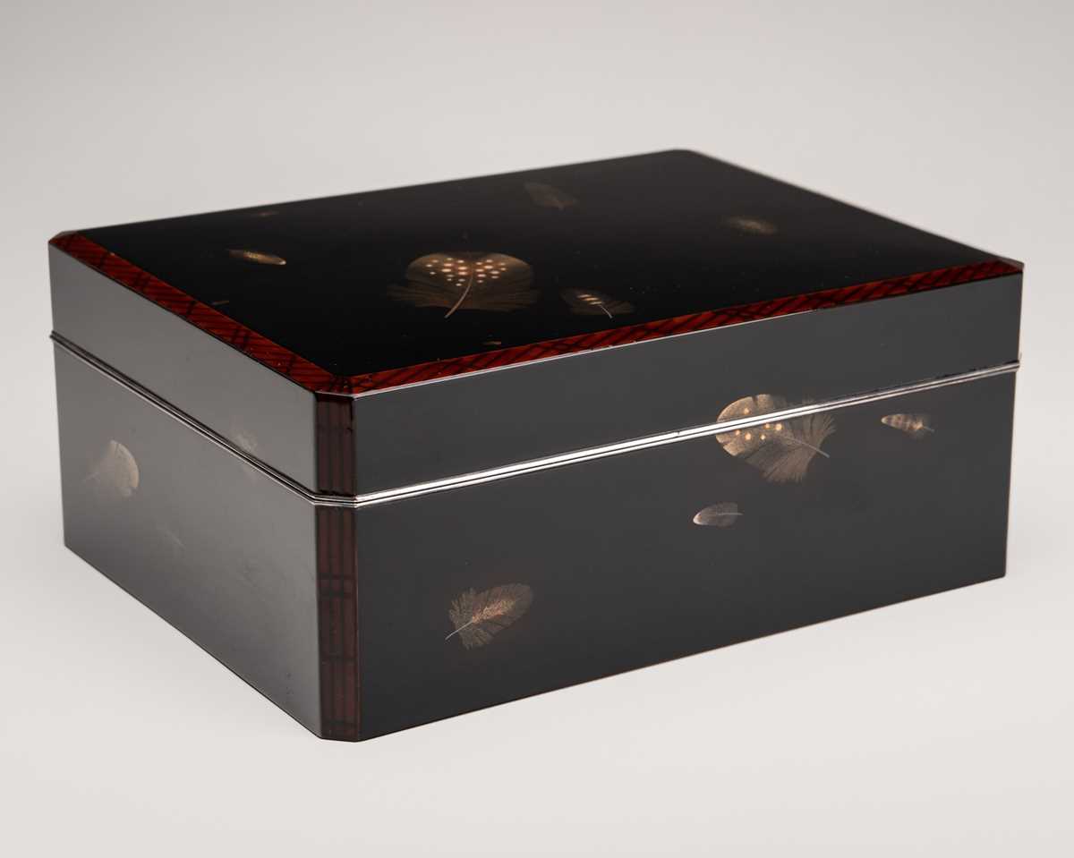 Lot 148 - BIFU: AN ELEGANT LACQUER BOX WITH FEATHERS