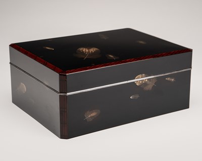 Lot 148 - BIFU: AN ELEGANT LACQUER BOX WITH FEATHERS