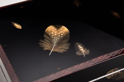 Lot 148 - BIFU: AN ELEGANT LACQUER BOX WITH FEATHERS