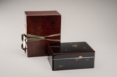 Lot 148 - BIFU: AN ELEGANT LACQUER BOX WITH FEATHERS
