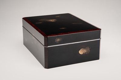 Lot 148 - BIFU: AN ELEGANT LACQUER BOX WITH FEATHERS