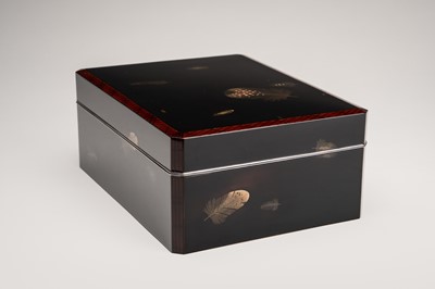 Lot 148 - BIFU: AN ELEGANT LACQUER BOX WITH FEATHERS