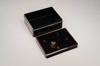 Lot 148 - BIFU: AN ELEGANT LACQUER BOX WITH FEATHERS