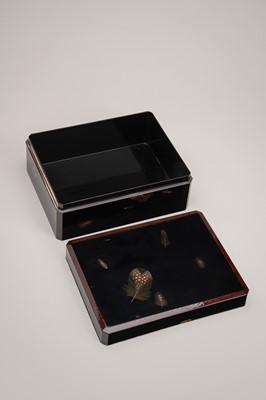 Lot 148 - BIFU: AN ELEGANT LACQUER BOX WITH FEATHERS