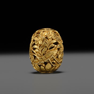Lot 365 - A FINE GOLD OJIME WITH AUTUMN FOLIAGE