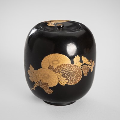 Lot 133 - A BLACK AND GOLD LACQUER KORO AND COVER IN THE FORM OF A CHAIRE (TEA CADDY)