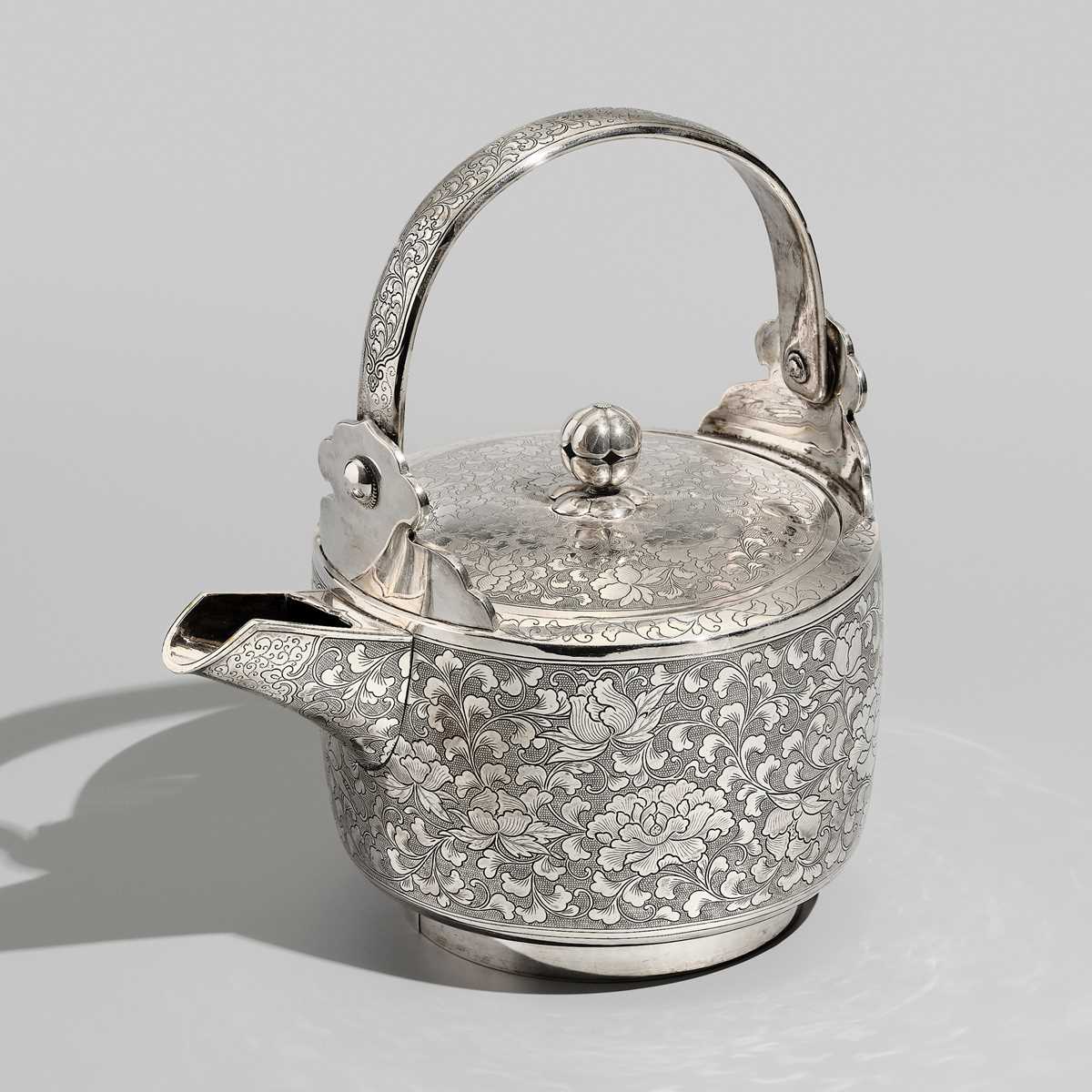 Lot 29 - A FINE AND LARGE SILVER SAKE EWER WITH PEONY FLOWERS