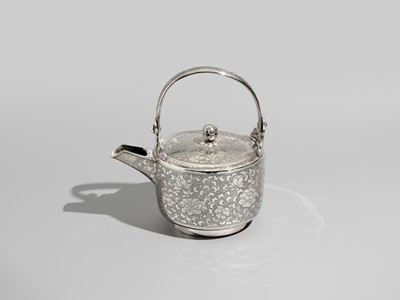 Lot 29 - A FINE AND LARGE SILVER SAKE EWER WITH PEONY FLOWERS