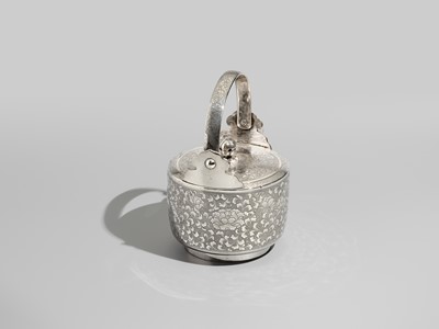 Lot 29 - A FINE AND LARGE SILVER SAKE EWER WITH PEONY FLOWERS