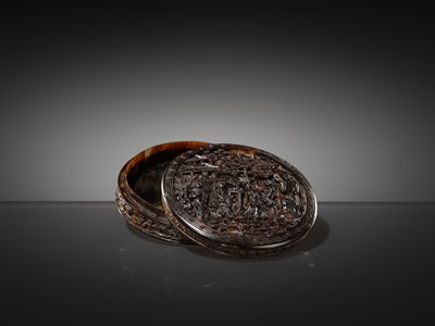Lot 132 - A CARVED TORTOISESHELL ‘FIGURAL’ SNUFF BOX AND COVER, QING DYNASTY